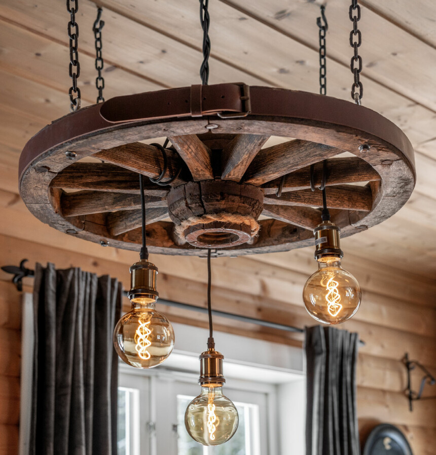 DETALJ: Skinnbeltene som Ingeborg har festet rundt det gamle, rustikke hjulet er en fin detalj.