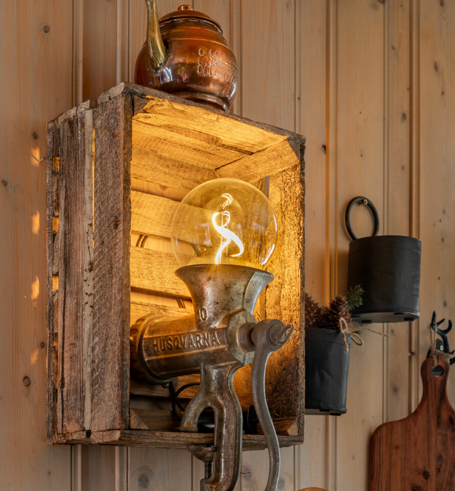 DEKORPÆRE: Med en stor dekorpære blir kjøttkverna til en stilig lampe.
