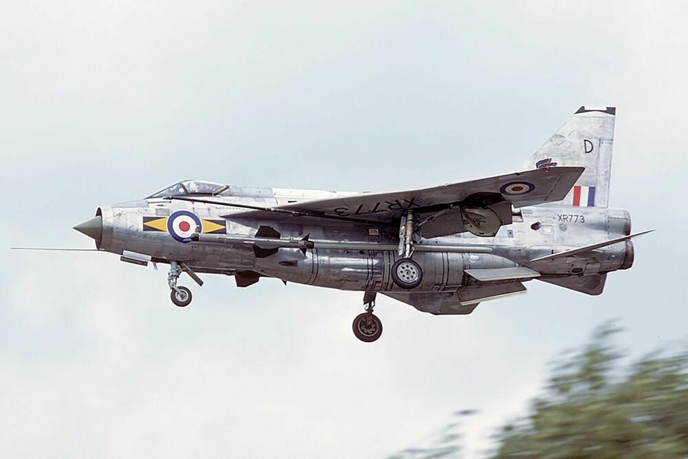<b>BRITISK STOLTHET:</b> Under tester av kampflyet Electric Lightning oppnådde britene for første gang hastigheter på over Mach 2. 