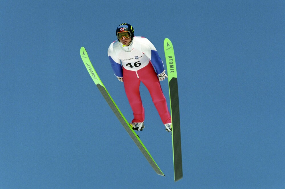 <b>SPRER VINGENE: </b>Det var da Espen for alvor fikk taket på V-stilen og det mentale, at resultatene begynte å komme. Her svever han ned til gull i normalbakken under OL på Lillehammer.