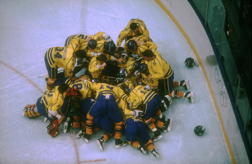 <b>BLÅGUL JUBEL:</b> Svenskene kom på en skuffende 10. plass på medaljestatistikken, derfor var jubelen ekstra stor da de for første gang ble olympiske mestre i ishockey.