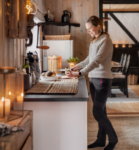 PÅ KJØKKENET: Lampen laget av et gammelt kjøkkenredskap passer perfekt på hytteveggen hos Ingeborg Fallet.