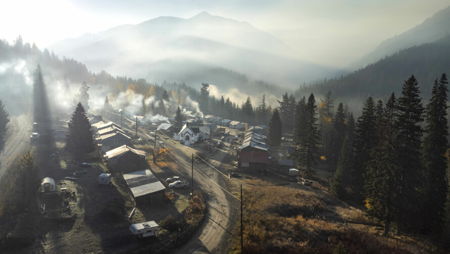 HAR TIL OG MED KIRKE: Den lille byen ligger flott til. Og til tross for byens litt rufsete rykte, har de en kirke, bygd i 1936. Siste gudstjeneste ble holdt i 1966. Tre brødre kjøpte kirken i 1972 og har vedlikeholdt den siden.