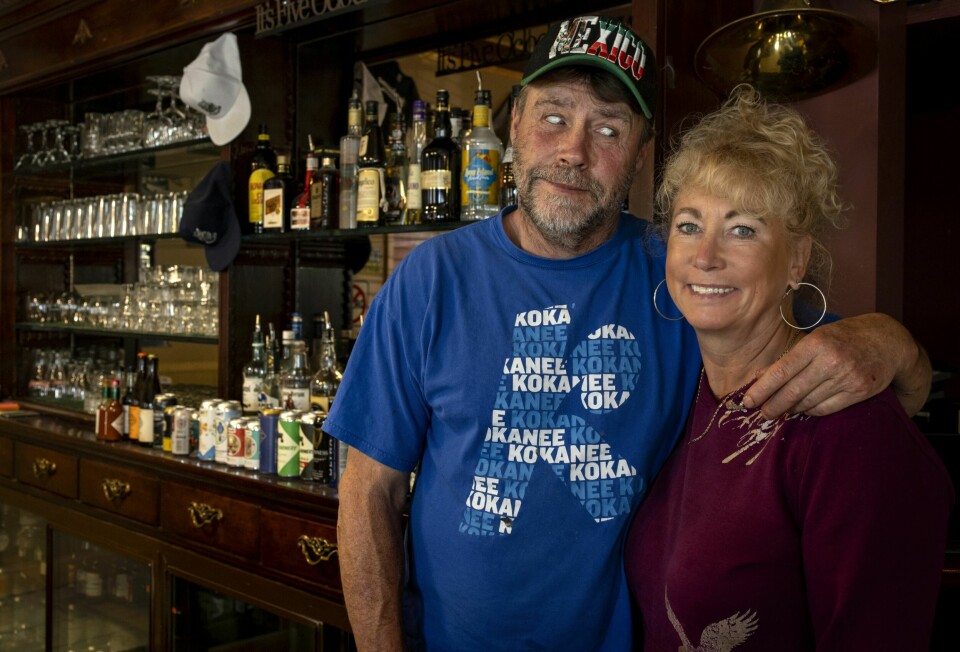 RUFSET FORTID: Bruce og Sally driver byens saloon. Bruce har en fortid som narkotikaforbryter, men har lagt fortidens synder bak seg. For meg fremsto han som en veldig hyggelig kar. Det kvalifiserer til aksept i byen.