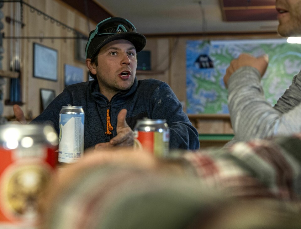 STARTER VED FROKOSTTIDER: Her nyter Tom en øl i Bralornes saloon.