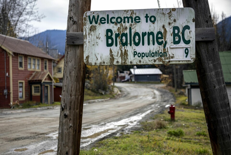 FRAVÆRENDE FOLKEREGISTER: Det står ni innbyggere på skiltet inn til byen, men jeg mistenker at det korrekte antall innbyggere i Bralorne er rundt 60.