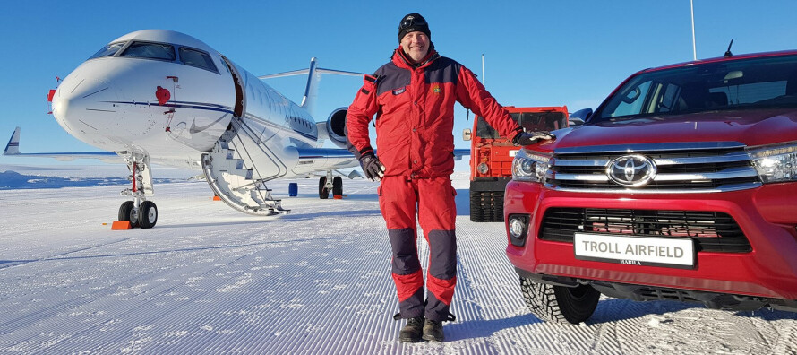 VETERAN: Sven Lidstrøm har lengst erfaring av alle med å drive Norges mest isolerte flyplass. Pickup-en fungerer som mobilt kontrolltårn.