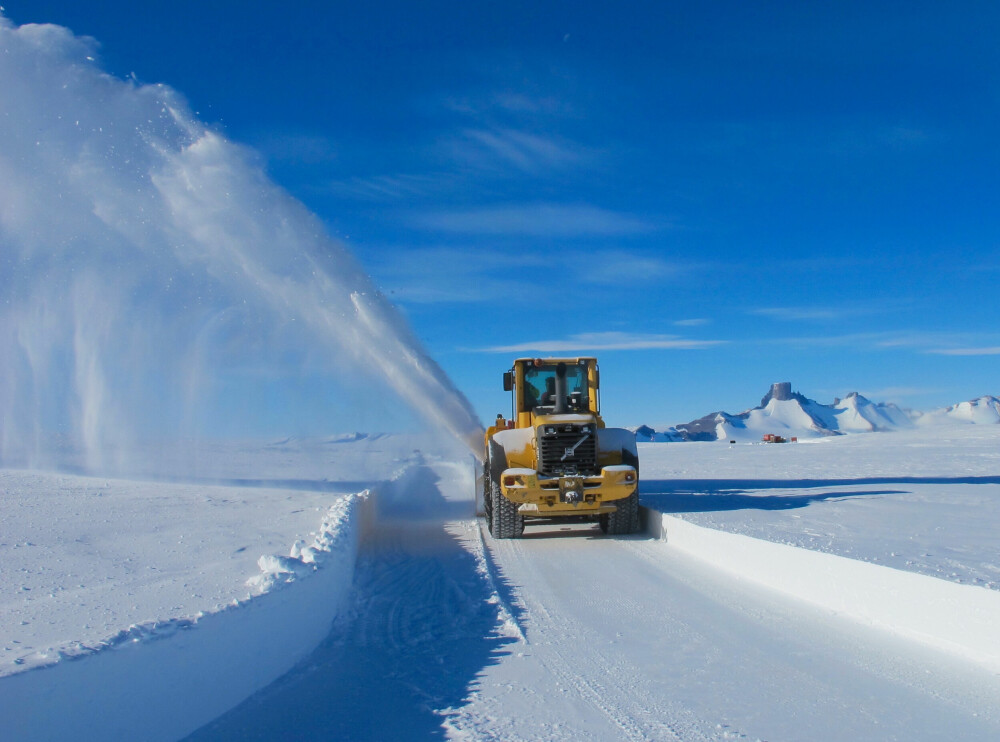 <b>MYE JOBB:</b> Åpning av tre kilometer rullebane innebærer to ukers arbeid med snøfreser.