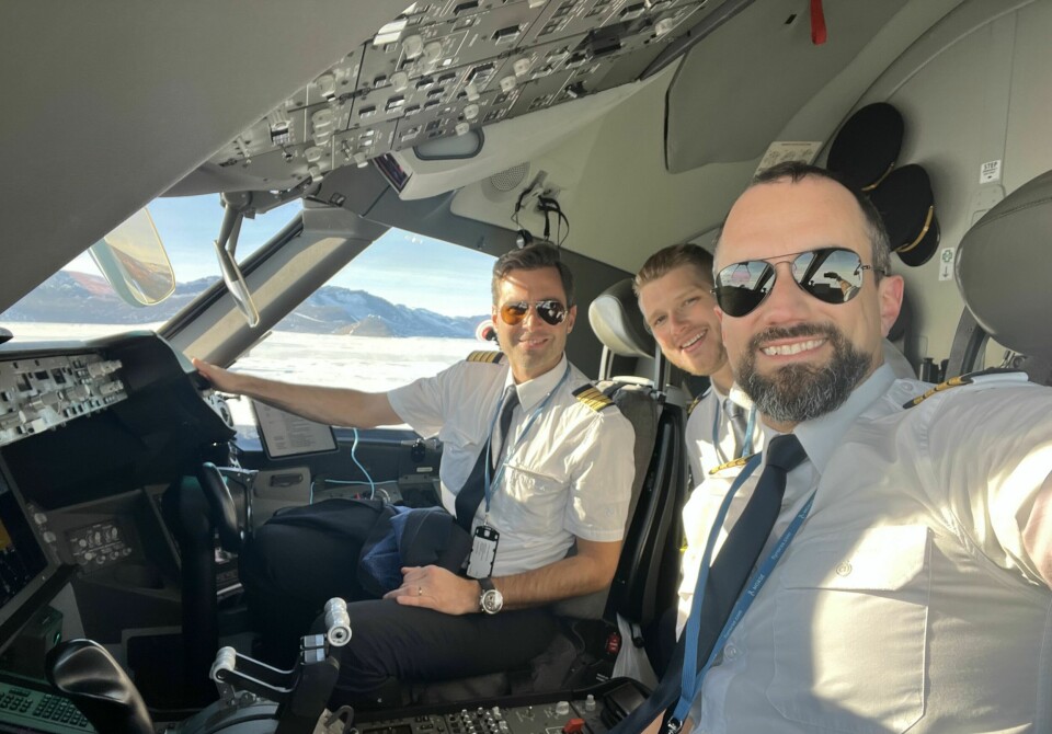 PILOTPOLFARERE: Roald Amundsen kledde seg i selskinn, mens dagens polfarere fløy inn til Troll i korte skjorteermer foran i Dreamlineren. Sjefpilot Olov Lindstrøm nærmest kamera.