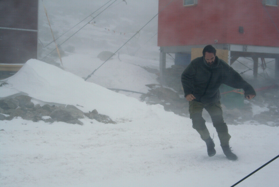 HUSTRIG: På en vanlig vinterdag kan det være krevende å holde seg på beina utendørs. Sven Lidstrøm har målt vindstyrker på over 100 sekundmeter.