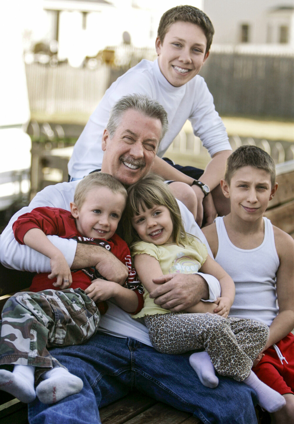 <b>FAMILIEMANN:</b> I dette bildet fra mars 2008 poserer eks-politimannen Drew Peterson sammen med fire av sine seks barn.