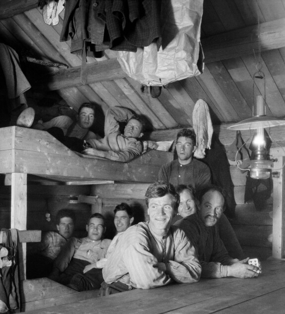 TRANGT OM SALIGHETEN: Dette bildet er ikke fra Ingeborgs hytte, men fra en annen koie på 1920-tallet. Koierommet var gjerne møblert med et bord, noen benker og køyer eller brisker der det kunne sove både to og tre menn.