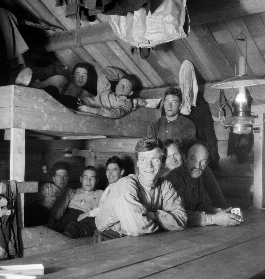 <b>TRANGT SOM SALIGHETEN:</b> Et tidsbilde fra en laftet koie med åstak. Koierommet er møblert med et bord, noen benker og køyer eller brisker der det kunne sove både to og tre mann. Bildet er tatt på slutten av 1920-tallet.