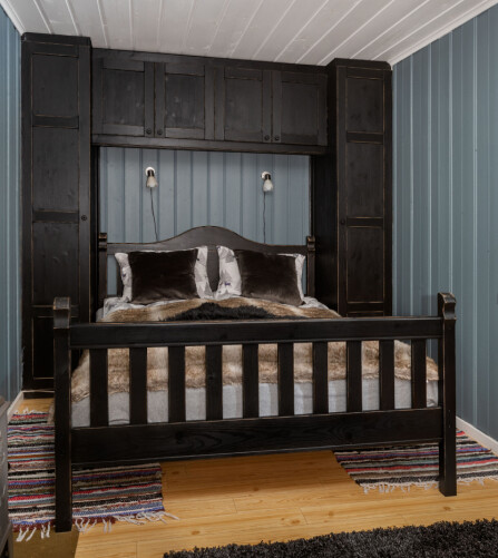 SOVEROMMET: Veggene på Ingeborgs soverom er malt i fargen Dark Teal. Sengen og skapene fulgte med hytta.