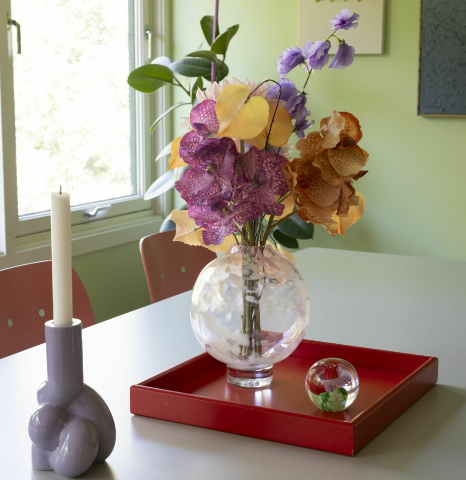 <b>FARGESIRKEL:</b> Fatet er fra Montana, blomstene fra flowerisme.com, vasen fra Studio Arhoj, den runde glasskunsten fra Hadeland Glassverk og den lilla lysestaken fra Hay.