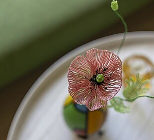<b>SMÅ DETALJER:</b> Vasen er en gave fra Magnus, kjøpt på Cuba. Blomsten er fra Palette26 i København.