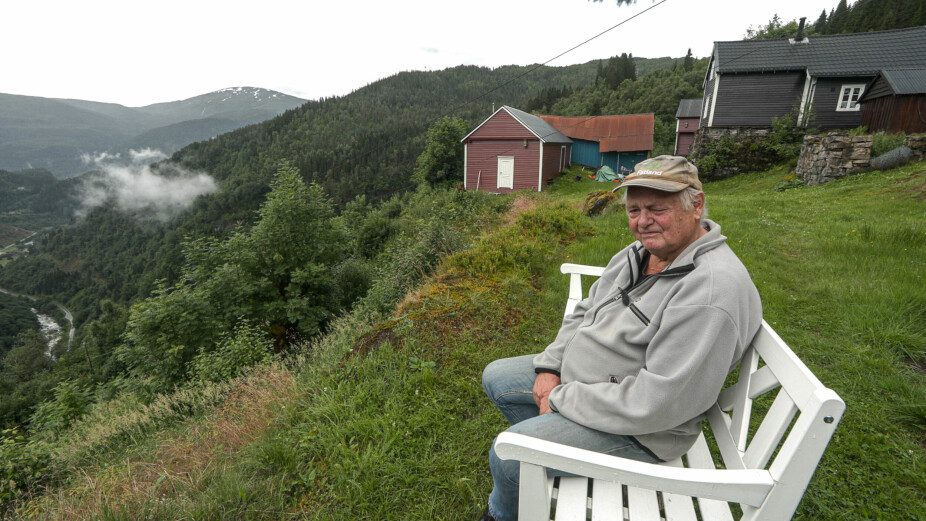 <b>FAVORITTSTEDET:</b> Anders på den hvite benken. Han elsker å sitte der og se utover vestlandsfjellene. 