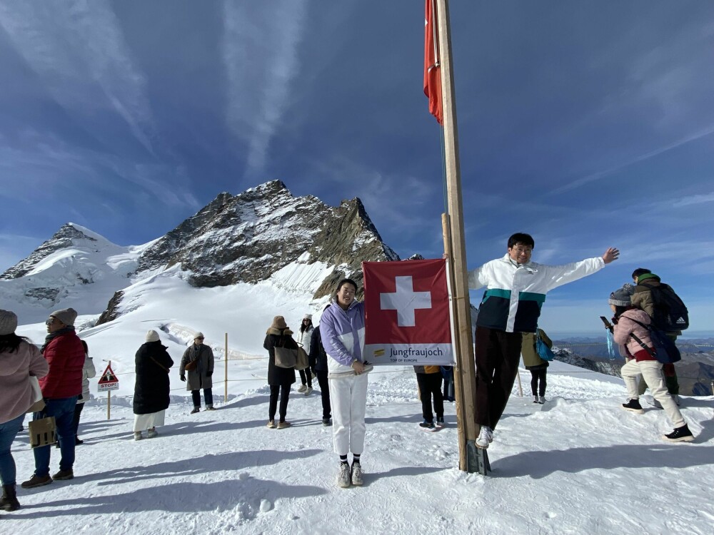<b>POPULÆRT:</b> Mange av turistene ville ha bilder av seg ved siden av et sveitsisk flagg