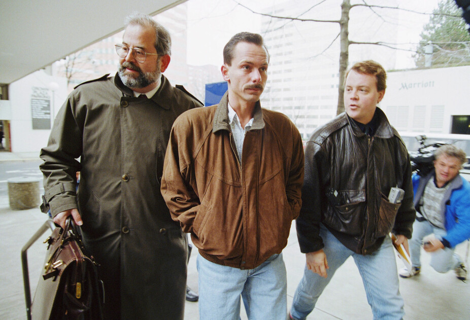 <b>SKYLDIG:</b> Tonya Hardings eksmann Jeff Gillooly (i midten) på vei til avhør i FBIs hovedkontor i Oregon.