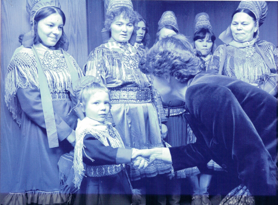 <b>TIDLIG KRØKES:</b> Ellen Kristine Saba hilser på daværende statsminister Gro Harlem Brundtland i forbindelse med at hun okkuperte kontoret hennes sammen med moren og 12 andre samiske kvinner. 