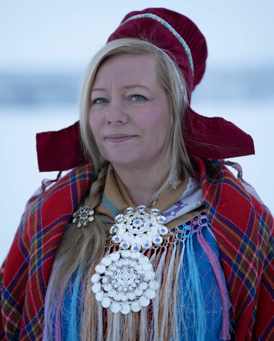 <b>FESTKLEDD:</b> Til den samiske nasjonaldagen kler Ellen Kristina seg i denne vakre Nesseby-koften. Nesseby er <br/>en kommune i Øst-Finnmark hvor familien hennes kommer fra. 