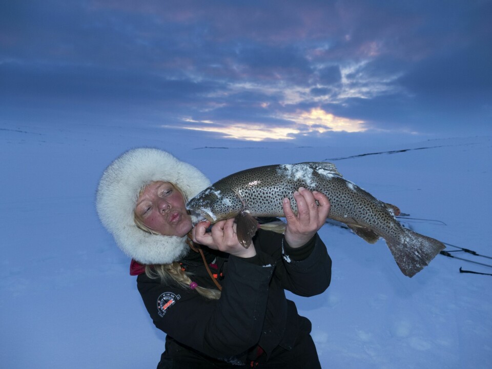 FRILUFTSLIV: – Vi samer lever nært på naturen, sier Ellen Kristina, som gjerne tar snøscooteren og kjører innover i ødemarken for å isfiske – flere dager på rad.