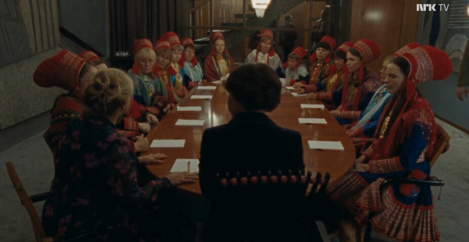 <b>TV-SERIE:</b> Bildet er hentet fra TV-serien Makta og viser de 13 samekvinnene og Ellen Kristine som sitter til bords med daværende statsminister Gro Harlem Brundtland.