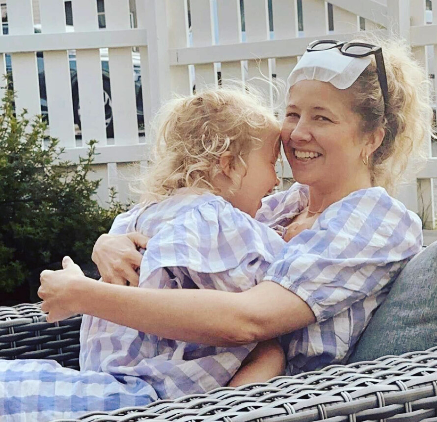 ENDELIG: – Lilja og jeg har kjoler i samme stoff, vi er på bursdagsfeiring til en nevø, og det er bare 8 dager siden jeg ble skrevet ut fra sykehuset.