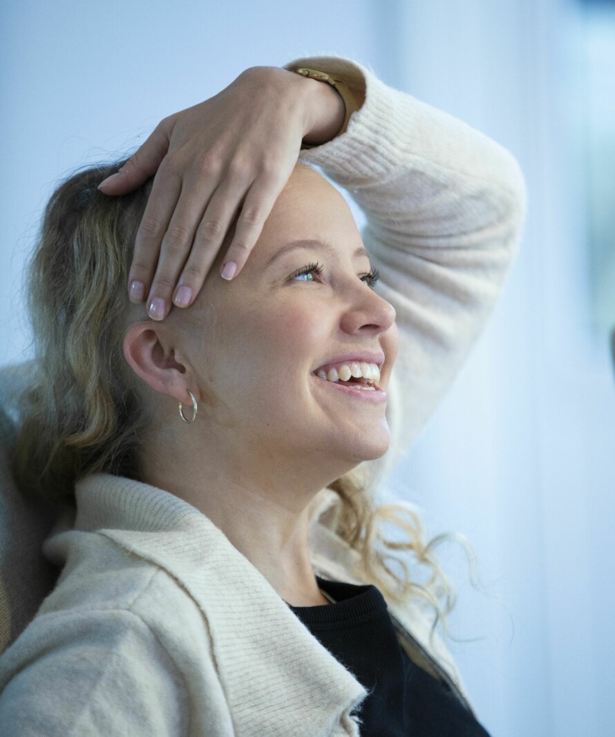VANSKELIG: Håret har blitt tynt etter strålebehandling. Der håret mangler, kommer operasjonsarret etter svulsten til syne.
