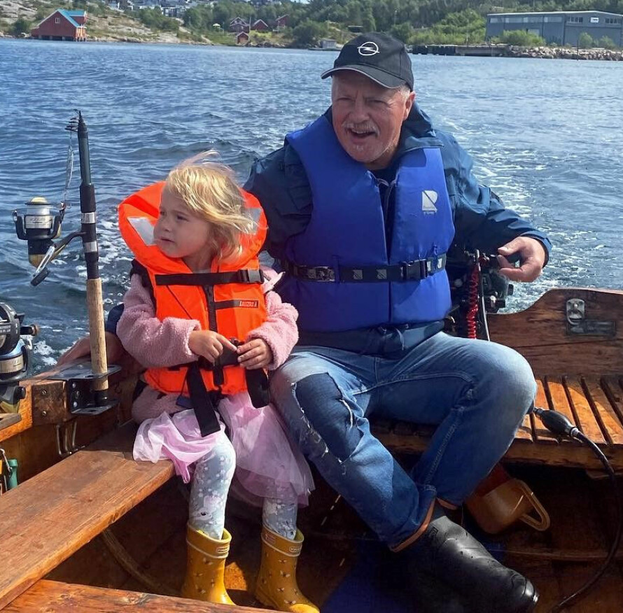 FAMILIESTØTTE: Bestefaren til Lilja, Frank Sandvik kjøpte og pusset opp den båten til hun skulle komme på en ukes sommerferie hos dem i Kristiansund. Ferien var planlagt lang tid i forveien, tilfeldigheter ville det slik at det ble akkurat den uken Ida måtte starte med strålebehandling.