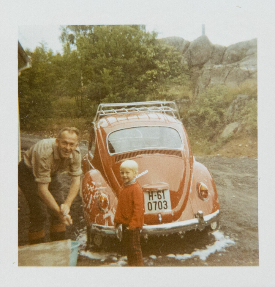 <b>INGEN SÅ:</b> Solveig manglet ingen ting, men det var ikke alltid lett hjemme. Her er hun og faren fotografert midt i bilvasken, ca .1973.