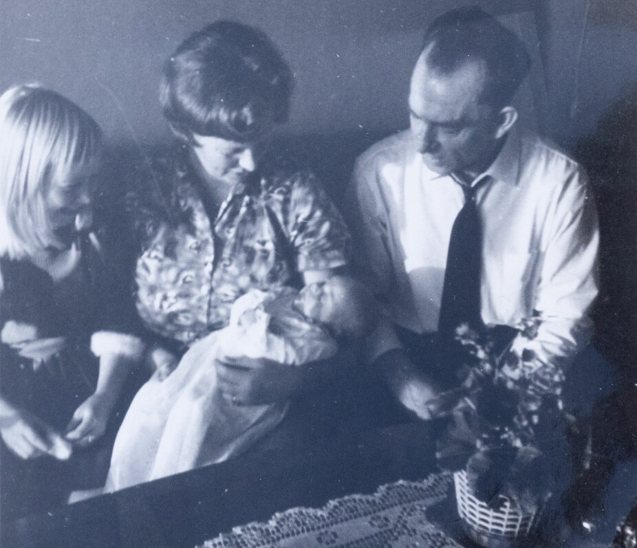 <b>DÅPSBARN:</b> Solveig som dåpsbarn med storesøsteren og foreldrene 10. desember 1967.