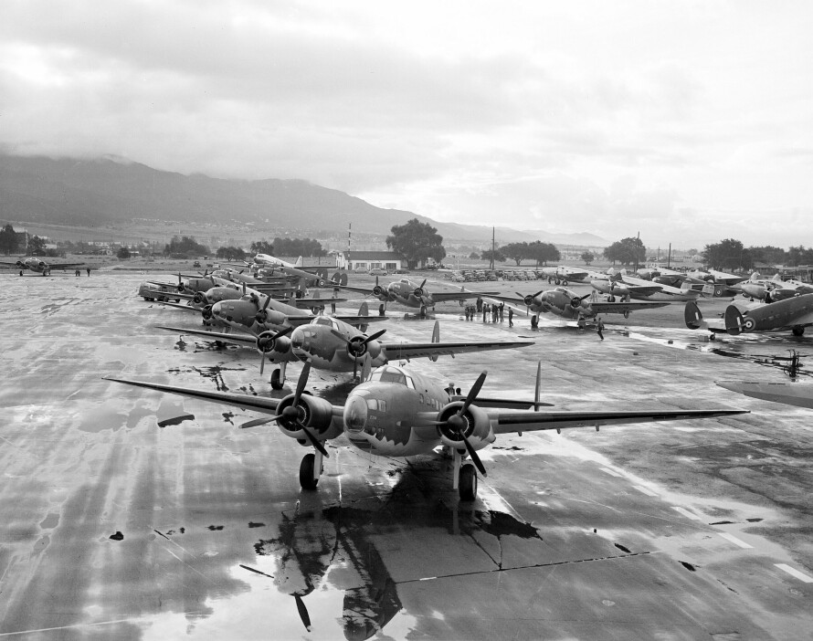 KLARE FOR OVERFART: Splitter nye Lockheed Hudson-bombefly på flyplassen i Los Angeles. Alle skulle via Toronto til Storbritannia. Mange ble fløyet av norske piloter.