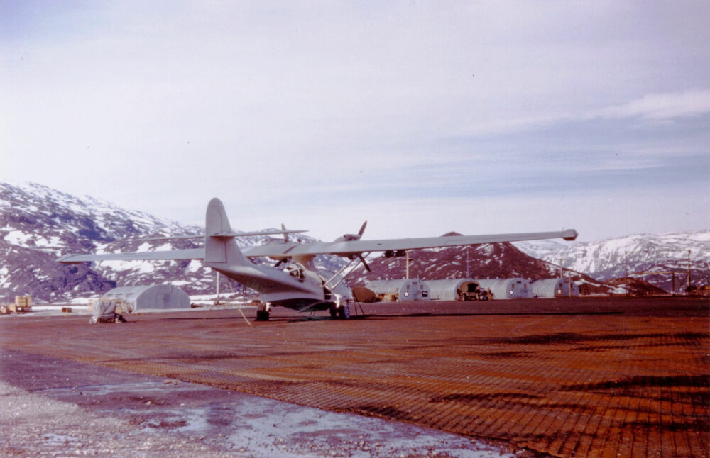 <b>MELLOMLANDING GRØNLAND:</b> Bluie West på Grønland. Det var bare mulig å lande oppover og starte nedover. Flyplassen sluttet i et bratt stup. I den andre enden lå en dal som var for kort og trang.