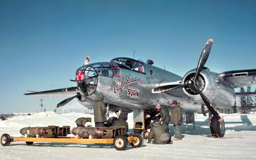 <b>GOOSE BAY:</b> En B-25 Mitchell laster bomber på Goose Bay, Labrador under en militærøvelse i 1952. Flyplassen var svært sentral som «fergestasjon» for frakten av bombefly til Skottland under krigen.