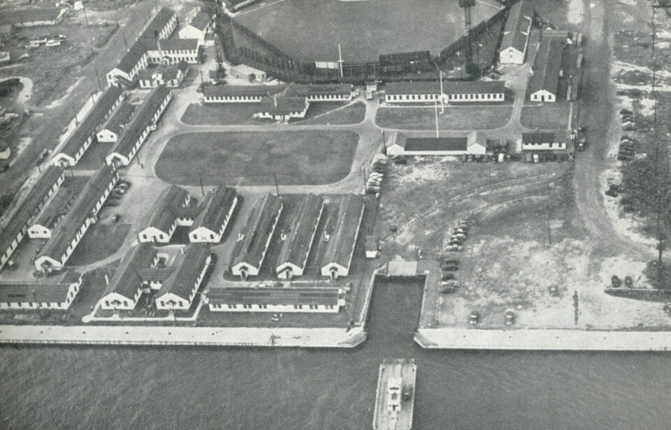 LITTLE NORWAY: Leiren Little Norway i Canada. Opprettet av den norske eksilregjeringen. Maple Leaf Stadium i nord, og flyplassen på andre siden av fergeleiet i sør.