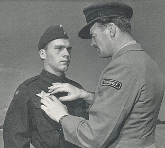 <b>VINGEN:</b> Hans Grøn Lund fester vingen på Birger Tidemand-Johannessen ved Little Norway i 1943.