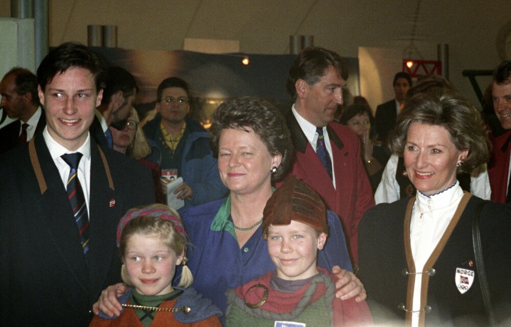 <b>AKTIVE:</b> Gro, kronprins Haakon, dronning Sonja og de offisielle OL-maskotene Håkon og Kristin presenterte OL på Lillehammer under lekene i Albertville i 1992.