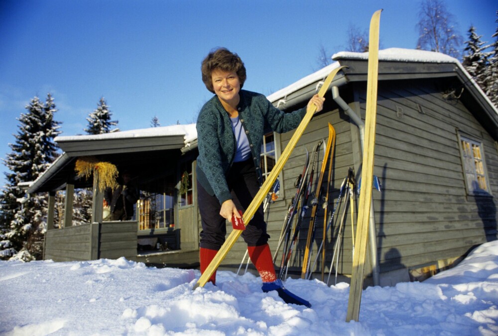 <b>GODT FESTE: </b>Her smører Gro skiene på hytta ved Myllavannet i Nordmarka i romjulen 1985. Fem måneder senere ble hun statsminister for andre gang.