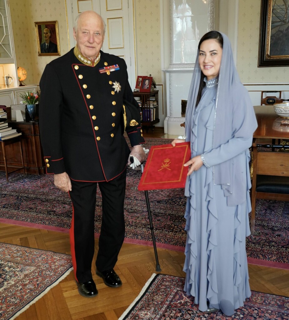 <b>MOTTAGELSE: </b>Flere dager i uken tar kong Harald imot til audiens på sitt kontor. Her møter han Omans nye ambassadør til Norge, Maitha Saif Majid Al Mahrouqi.