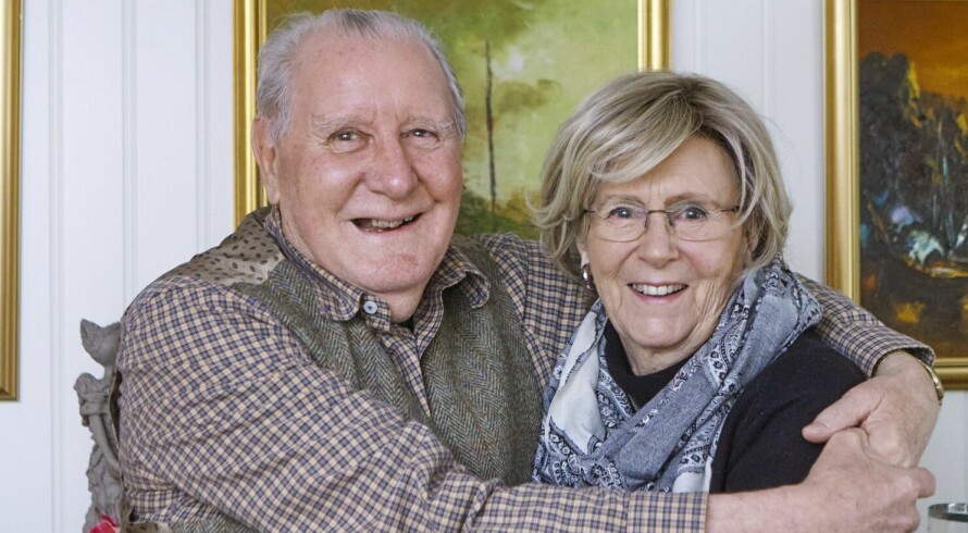FORNØYDE: Eva og Alan har reist rundt til mange fjerne himmelstrøk og er vant til å flytte mye. De trives godt hos datteren Anette og tror det blir dere siste bolig.