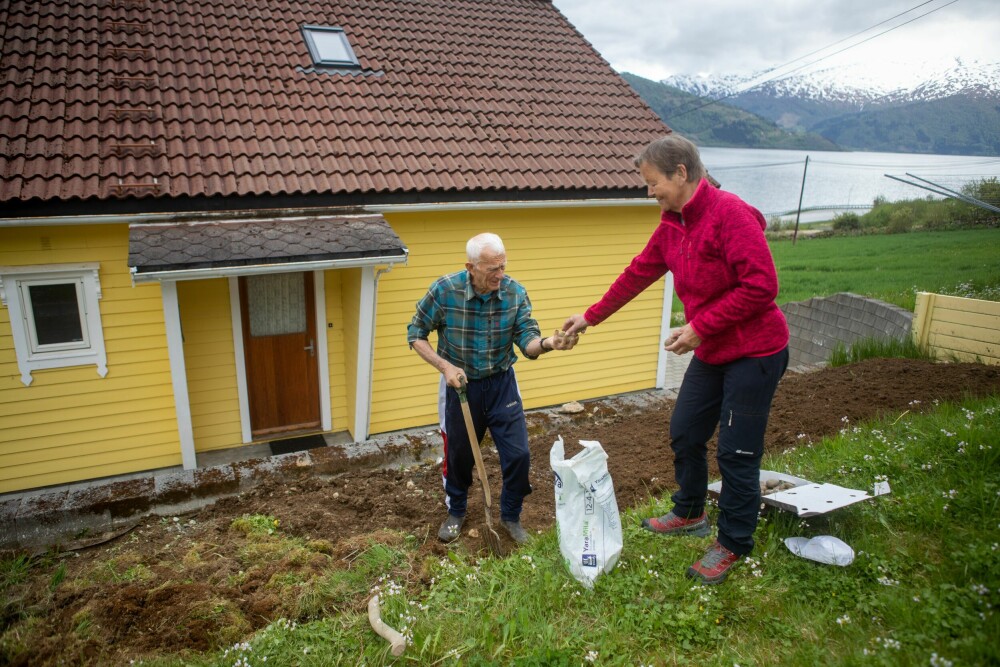 <b>SPREKE:</b> Nils og Inger-Marie er aktive pensjonister. På hennes feriested i Nordfjord er det alltid mye å gjøre. 