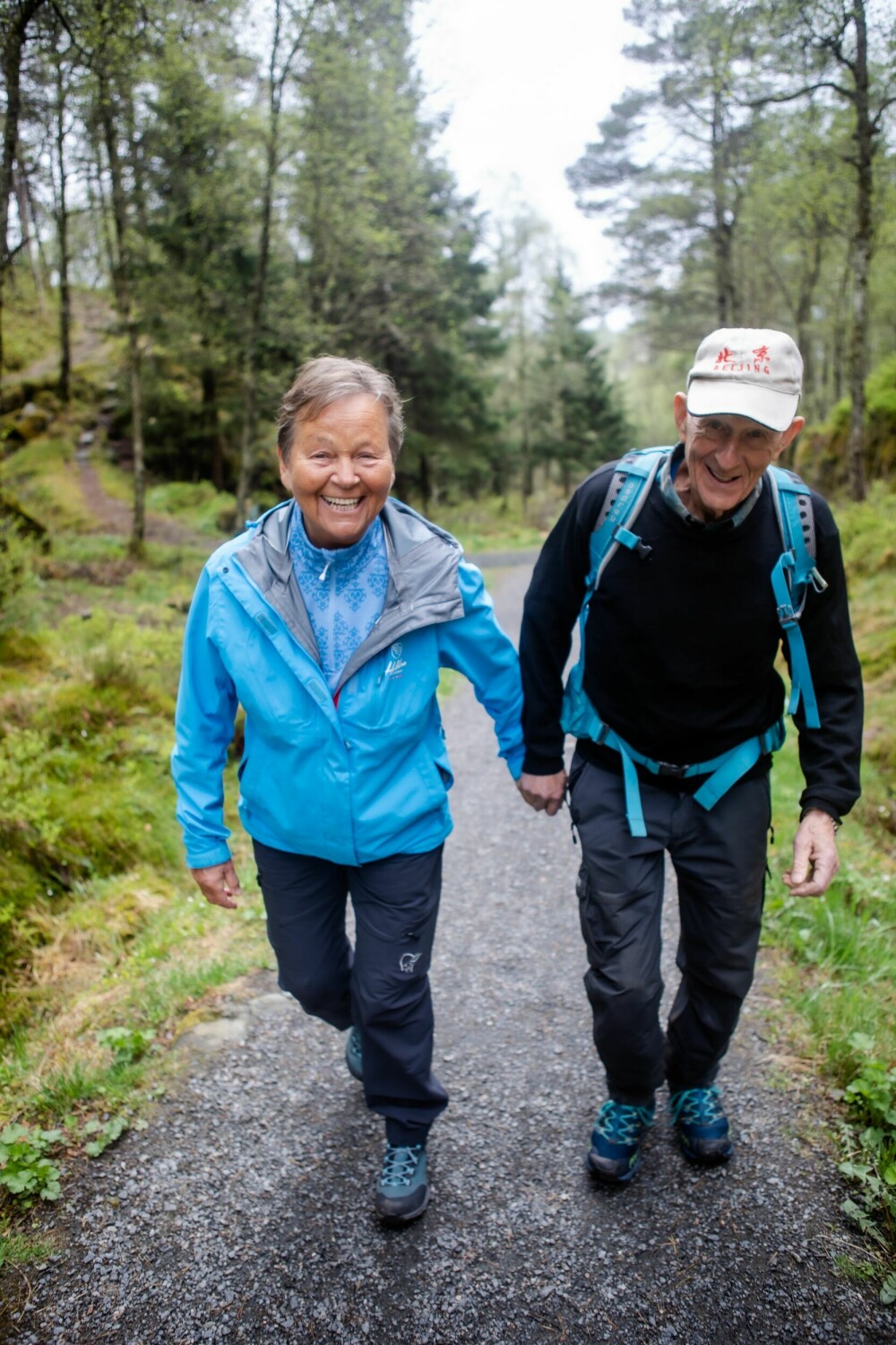 <b>HÅND I HÅND:</b> Inger-Marie og Nils oppfordrer enslige seniorer til å være åpen for å møte en ny venn.