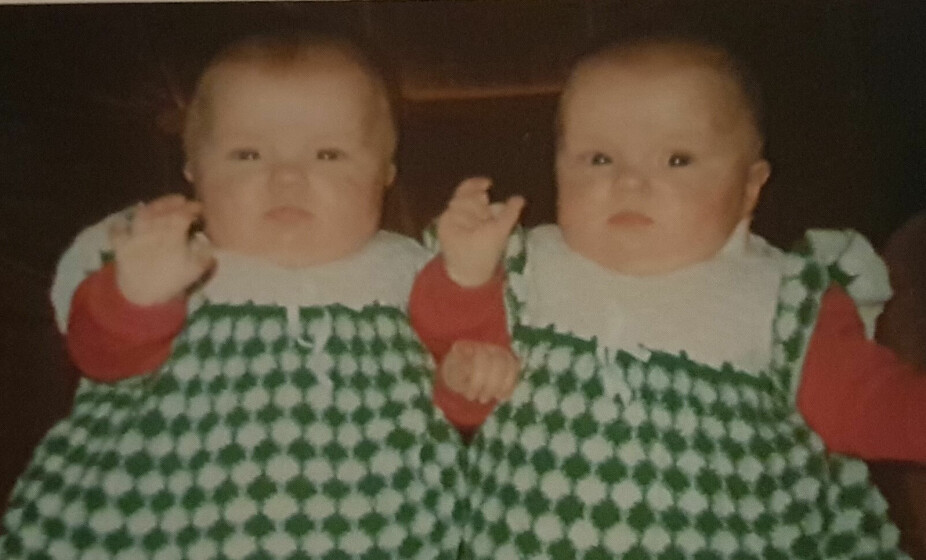 <b>ENEGGEDE: </b>Brit Mari og Kari Ann er eneggede tvillinger. Og som barn var de alltid likt kledd.