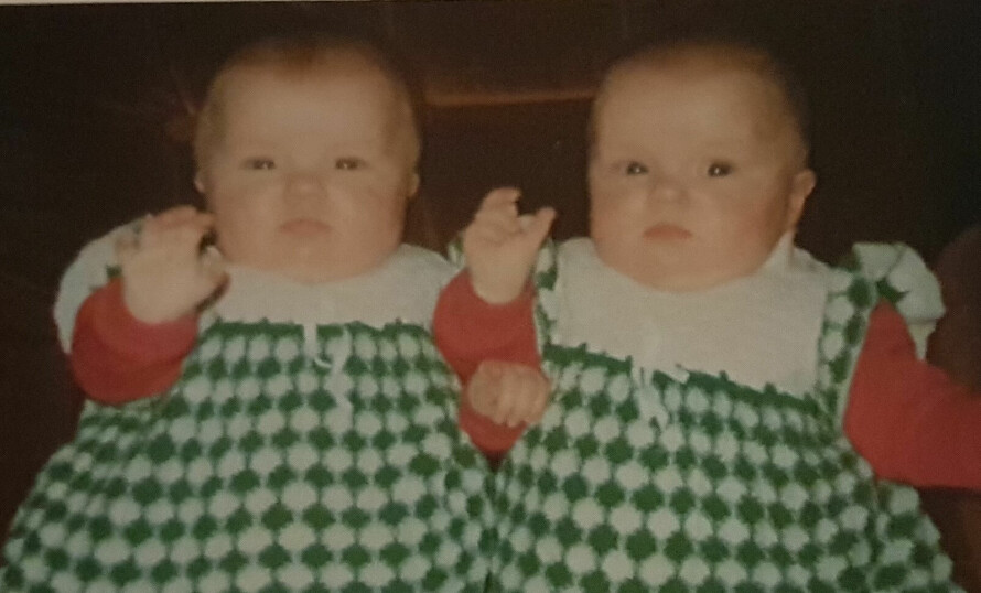 ENEGGEDE: Brit Mari og Kari Ann er eneggede tvillinger. Og som barn var de alltid likt kledd.