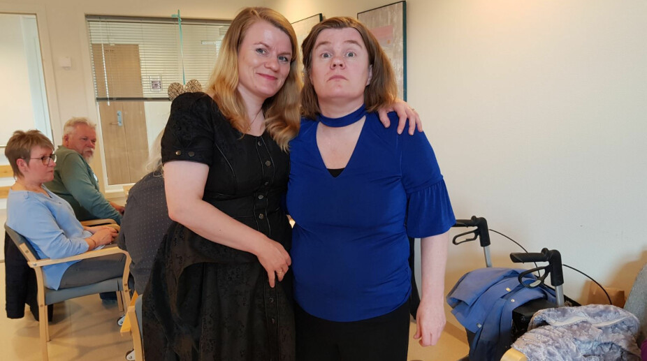 <b>TVILLINGSØSTRE:</b> Brit Mari og Kari Ann foreviget sammen på sykehjemmet der Kari Ann nå bor.