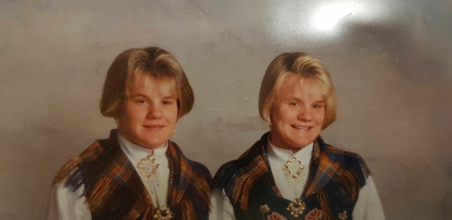 STOR DAG: Her er Brit Mari og Kari Ann som konfirmanter, i flotte nordlandsbunader.