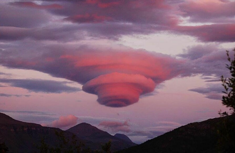 <b>SPEKTAKULÆR SKYFORMASJON: </b>Bildet av den mildt sagt spesielle skyformasjonen tok fullstendig av på Facebook denne uken. Bildet er tatt av Turid fra Oslo