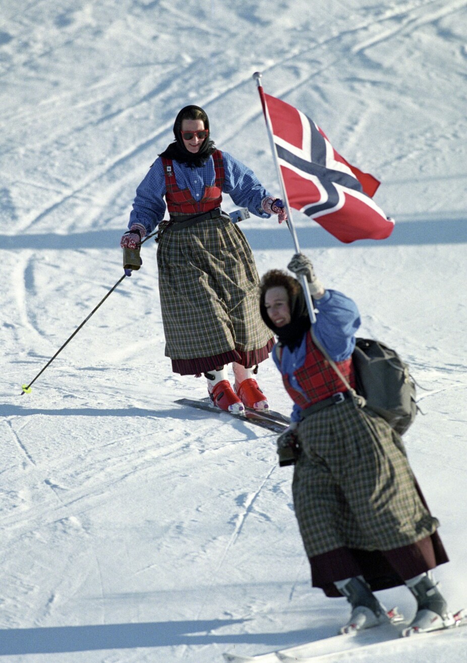 KJERRINGSLEPPET: Dronning Sonja (bak) deltok i «Kjerringsleppet» i pausen av storslalåmrennet på Hafjell.