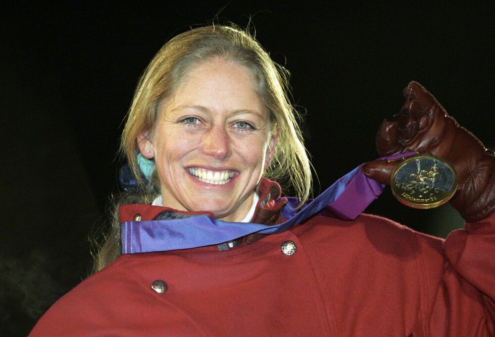 <b>OL-VINNER:</b> Stine Lise Hattestad med gullmedaljen som viser at hun ble olympisk mester i kulekjøring for kvinner. 